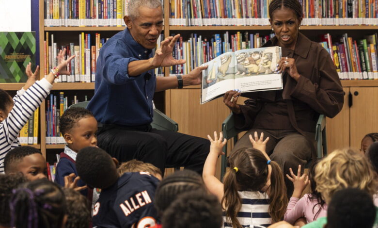 Obama couple surprises Chicago students as library opens Obama couple surprises Chicago students as library opens