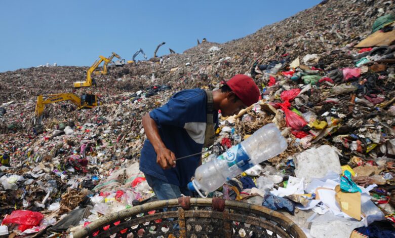 As Indonesia cuts methane emissions, life atop a mountain of garbage begins to change – WTOP News