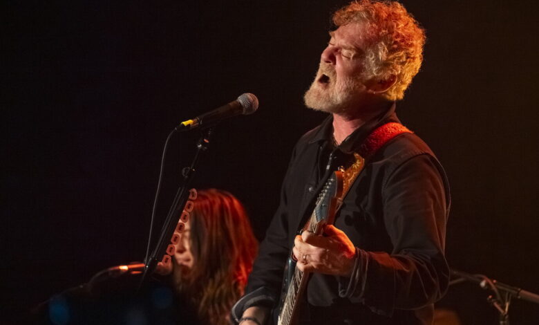 Glen Hansard, Irish singer with deep roots in Chicago, dies at 56 Glen Hansard, Irish singer with deep roots in Chicago, dies at 56