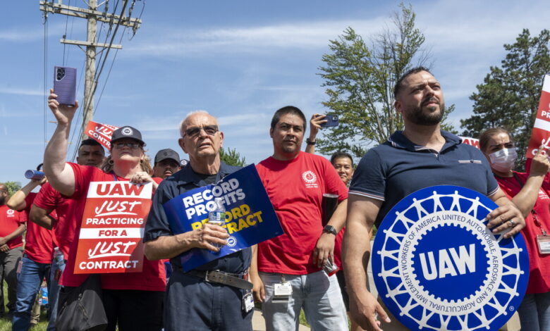 UAW rallies outside Woodward as talks stall UAW rallies outside Woodward as talks stall