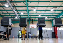 Alegaciones de que votarán los no ciudadanos impulsan ataques de Trump contra las elecciones intermedias
