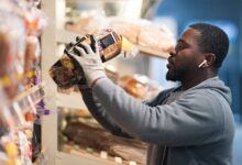 MOM’s Organic Market bans employees from wearing face masks while working – WTOP News