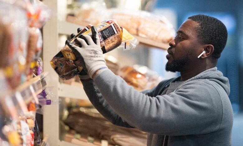 MOM’s Organic Market bans employees from wearing face masks while working – WTOP News
