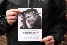 Bono, Eddie Vedder among mourners at the funeral of Glen Hansard – WTOP News