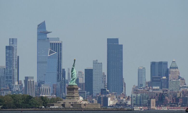 Boat capsizes in New York Harbor, woman and 5-month-old baby die – WTOP News Boat capsizes in New York Harbor, woman and 5-month-old baby die – WTOP News