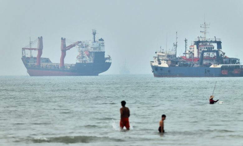 Cargo ship reports being struck in Strait of Hormuz as US, Iran claims about talks diverge – WTOP News Cargo ship reports being struck in Strait of Hormuz as US, Iran claims about talks diverge – WTOP News