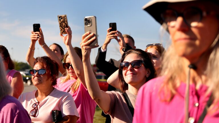 Support for Lindsay Clancy, from pink T-shirts to conservative stars Support for Lindsay Clancy, from pink T-shirts to conservative stars
