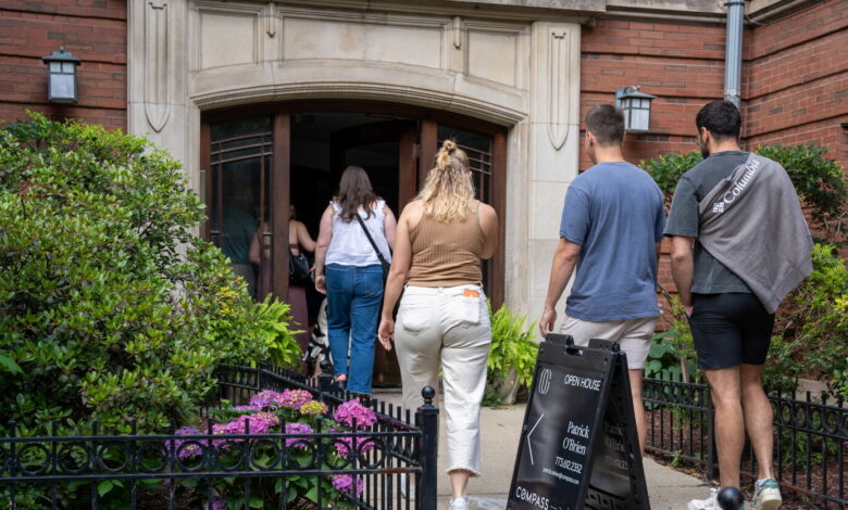 Got cash? With few properties on sale, Chicago homebuyers are having bidding wars