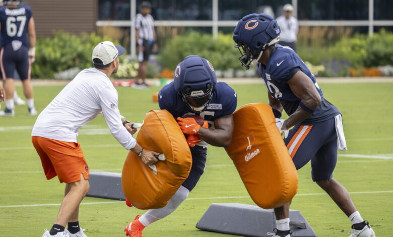 Bears RB Kyle Monangai leaves practice after appearing to hurt right knee Bears RB Kyle Monangai leaves practice after appearing to hurt right knee