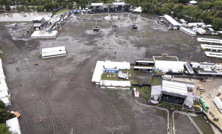Comienza la limpieza en Douglass Park después del pantano que dejó la lluvia durante Riot Fest Comienza la limpieza en Douglass Park después del pantano que dejó la lluvia durante Riot Fest