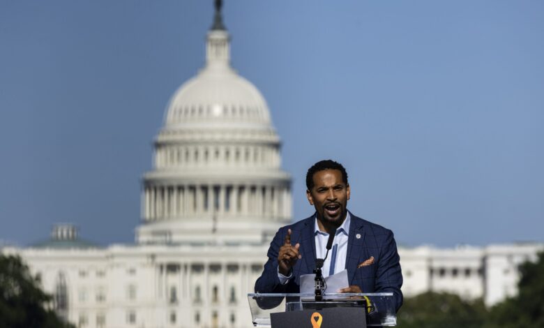 Montgomery County Council member experiences heart attack while playing basketball – WTOP News Montgomery County Council member experiences heart attack while playing basketball – WTOP News
