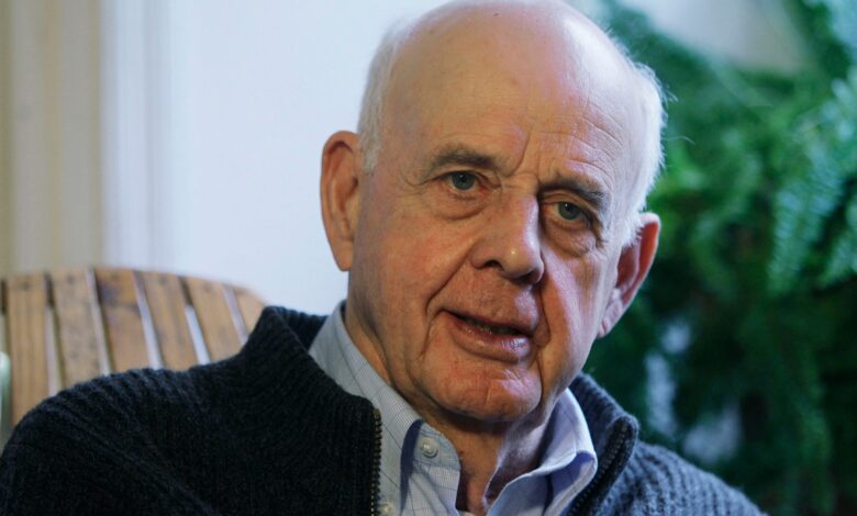 Wendell Berry, Kentucky-born author who advocated a simpler life, has died at 92 – WTOP News Wendell Berry, Kentucky-born author who advocated a simpler life, has died at 92 – WTOP News