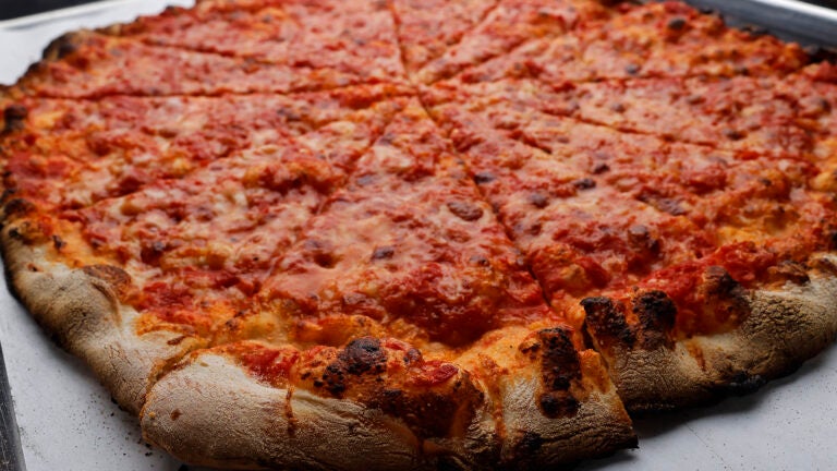 This Connecticut shop made a New Haven ‘apizza’ slice — out of ice cream