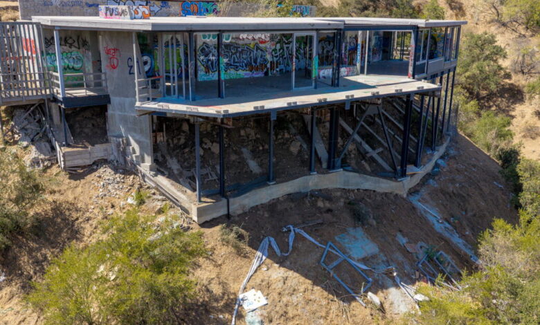 ‘It drives me nuts’: Mulholland Drive eyesore draws neighbors’ ire, safety concerns