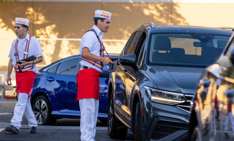 L.A. fast-food workers could get more predictable schedules, labor rights training L.A. fast-food workers could get more predictable schedules, labor rights training