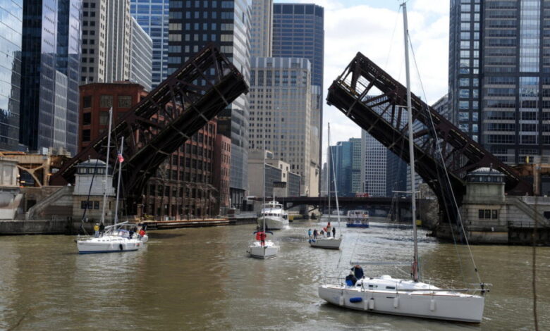 Fall bridge lifts along Chicago River begin