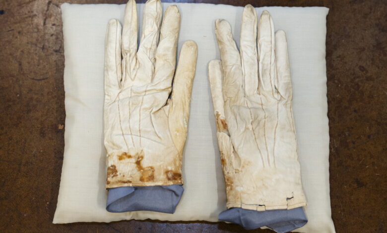 Lincoln’s blood-stained gloves from his assassination resurface in California museum Lincoln’s blood-stained gloves from his assassination resurface in California museum