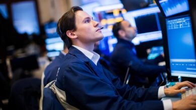 Dow Jones Closes Higher on Strong Earnings and Falling Oil Prices as AI Tech Stumbles Dow Jones Closes Higher on Strong Earnings and Falling Oil Prices as AI Tech Stumbles