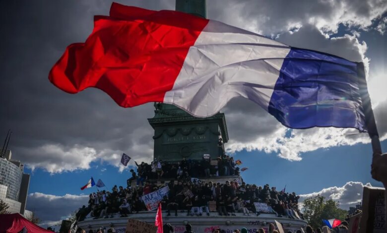 France Faces Surging Borrowing Costs Amid Deepening Political Deadlock and Social Unrest