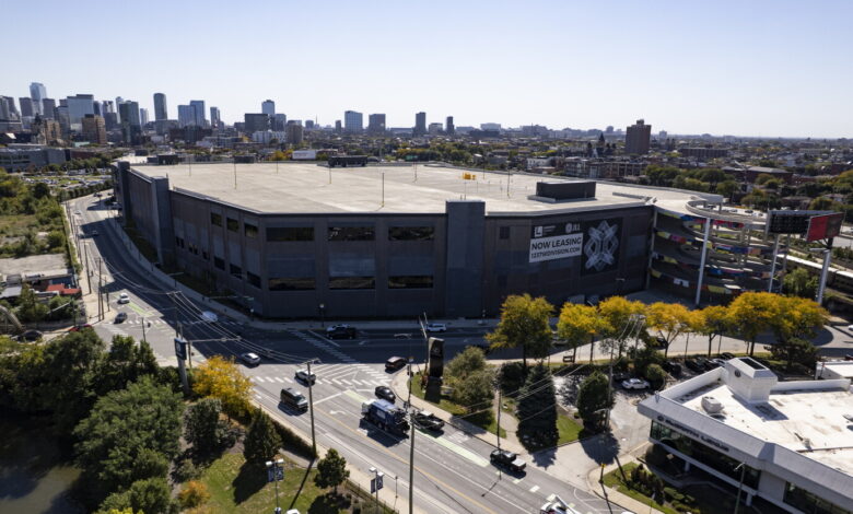 Amazon Secures Vacant West Town Warehouse for Delivery Push Amazon Secures Vacant West Town Warehouse for Delivery Push